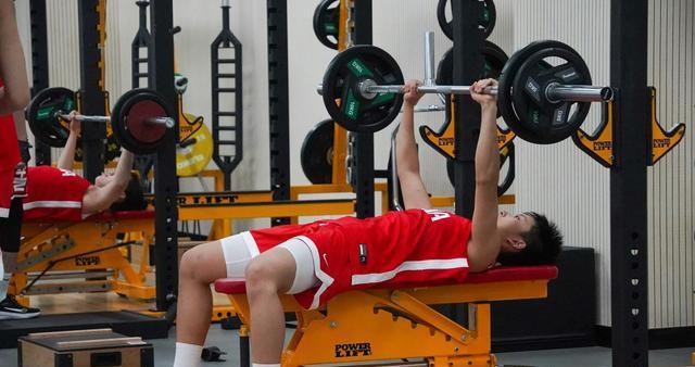 AA, 非常具体化, 场热身赛