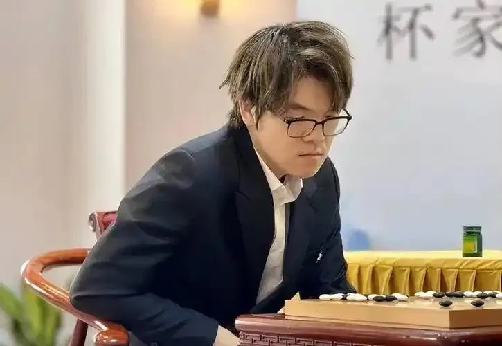 rT, 申真谞始终